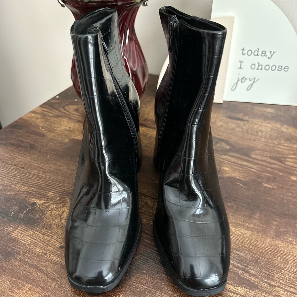 NWNT Madden Girl Black Croc-Pattern Ankle Booties - Picture 3 of 6